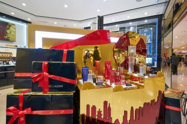 Hong Kong, Çin - Ocak 2019: New Town Plaza alışveriş merkezindeki Estee Lauder mağazasında kişisel bakım ürünleri sergileniyor