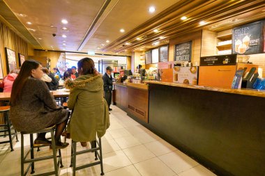 Hong Kong, Çin - Ocak 2019: Hong Kong 'da Starbucks Kahve' nin dahili çekimi.