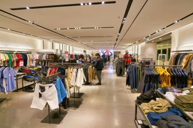 Hong Kong, Çin - 23 Ocak 2019: New Town Plaza 'daki Zara mağazasında giysiler sergileniyor. New Town Plaza, Hong Kong 'un Sha Tin şehrinde bir alışveriş merkezidir..