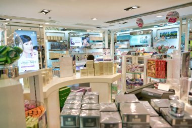 Hong Kong, Çin - Ocak 2019: Hong Kong 'da bir Sa Sa mağazasının iç çekimi. Sa Sa Hong Kong merkezli bir mağaza zinciri. Kozmetik, kişisel bakım, cilt bakımı ve bebek bakımı ürünleri satıyor..