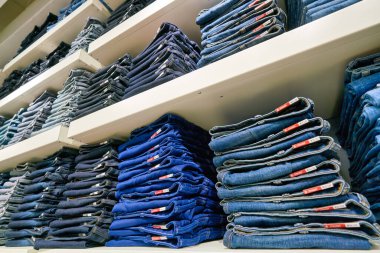 Hong Kong, Çin - 23 Ocak 2019: New Town Plaza 'daki G-Star Raw mağazasında kot pantolon sergileniyor. New Town Plaza, Hong Kong 'un Sha Tin şehrinde bir alışveriş merkezidir..