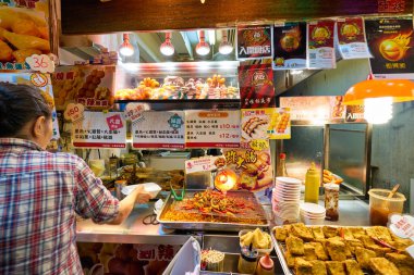 Hong Kong, Çin - Ocak 2019: Hong Kong 'da sokak yemekleri.
