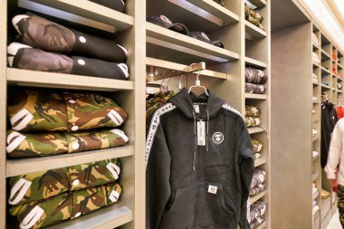 Hong Kong, Çin - Ocak 2019: New Town Plaza 'daki Aape mağazasında giysiler sergileniyor. New Town Plaza, Hong Kong 'un Sha Tin şehrinde bir alışveriş merkezidir..