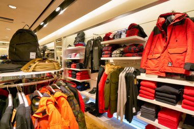Hong Kong, Çin - Ocak 2019: New Town Plaza 'daki Chocoolate mağazasında giysiler sergileniyor. New Town Plaza, Hong Kong 'un Sha Tin şehrinde bir alışveriş merkezidir..