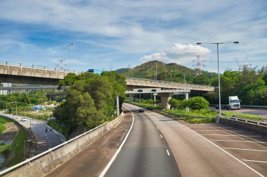 Hong Kong, Çin - 18 Haziran 2015: Gündüz vakti Hong Kong 'da çift katlı bir otobüsün ikinci masasından görüntülendi. 