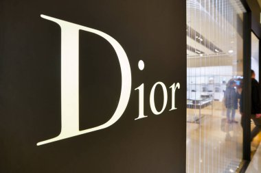 Hong Kong, Çin - Ocak 2019: Elements alışveriş merkezindeki bir mağazada Dior tabelasının yakın çekimi