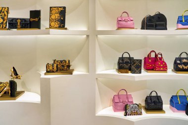 Hong Kong, Çin - Ocak 2019: Elements alışveriş merkezindeki Versace mağazasının iç çekimi