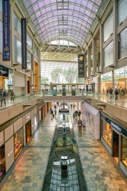 Singapur - Nisan 2019: The Shoppes at Marina Bay Sands 'in iç çekimi.