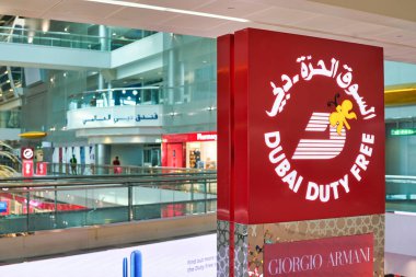 Dubai, Uae - Ocak 2019: Dubai Uluslararası Havalimanında Duty Free tabelası.