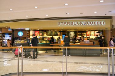 Hong Kong, Çin - Ocak 2019: Elements alışveriş merkezinde Starbucks Kahve.