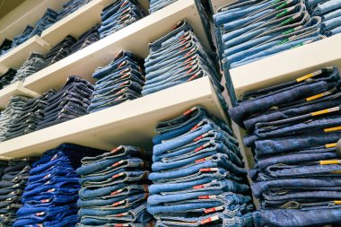 Hong Kong, Çin - 23 Ocak 2019: New Town Plaza 'daki G-Star Raw mağazasında kot pantolon sergileniyor. New Town Plaza, Hong Kong 'un Sha Tin şehrinde bir alışveriş merkezidir..