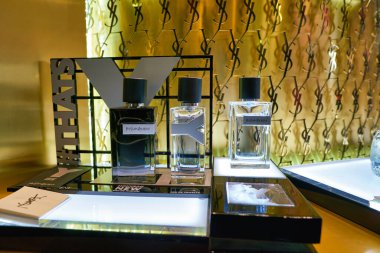 Hong Kong, Çin - Ocak 2019: Elements alışveriş merkezindeki Yves Saint Laurent mağazasında parfümler sergileniyor.