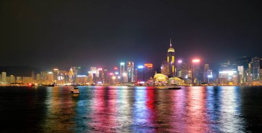 Hong Kong, Çin - Ocak 2019: Wan Chai Victoria Limanı 'ndan gece görüldüğü gibi.