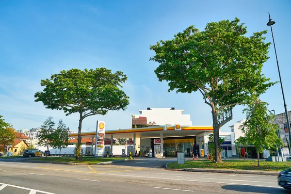 Singapur - Nisan 2019: Singapur 'da bir Shell dolum istasyonu