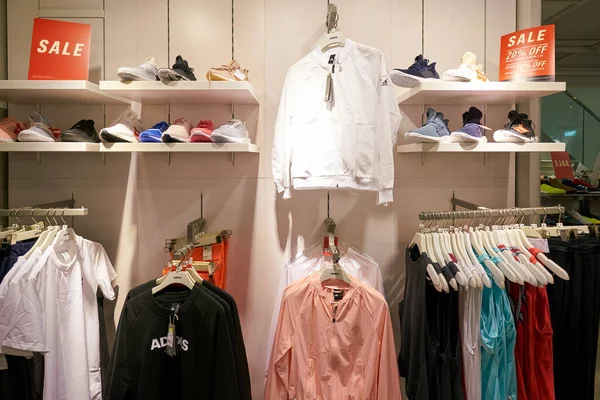 中国香港 2019年1月左右 香港Adidas商店展出的服装 — 图库照片