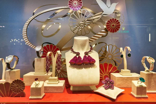 Hong Kong, Çin - 22 Ocak 2019: Hong Kong 'daki ifc alışveriş merkezindeki Chopard mağazasında mücevherler sergileniyor.