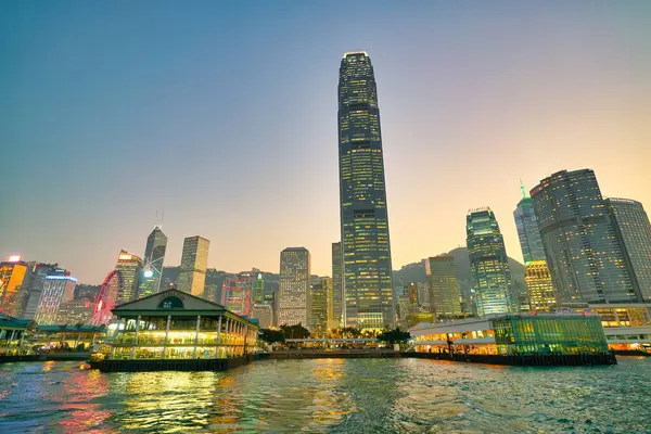 Hong Kong, Çin - Ocak 2019: Victoria Limanı 'ndan alacakaranlıkta görülen Central Ferry Piers manzarası.
