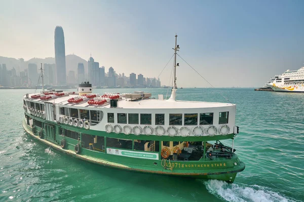 Hong Kong, Çin - Ocak 2019: Victoria Limanı 'ndan geçen bir Star Ferry. Star Ferry, Hong Kong 'da bir yolcu feribot operatörü ve turistik merkezdir..