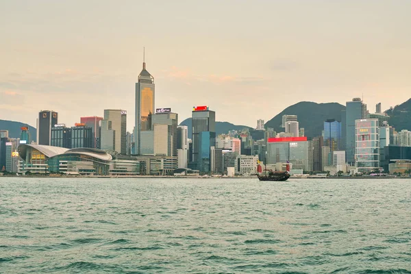 中国香港 2019年1月1日 黄昏时分由维多利亚港看到的湾仔 — 图库照片