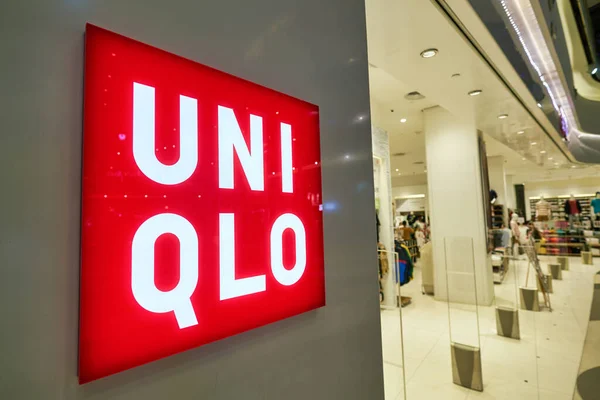 Singapur Abril 2019 Primer Plano Del Letrero Uniqlo Visto Centro —  Fotos de Stock