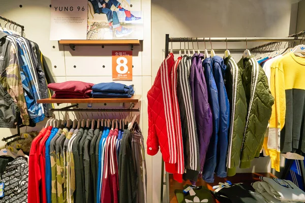 Hong Kong, Çin - 23 Ocak 2019: Sha Tin 'deki New Town Plaza alışveriş merkezindeki Adidas mağazasının iç çekimi.