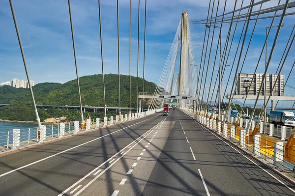 Hong Kong, Çin - 18 Haziran 2015: Ting Kau Köprüsü, gündüz vakti Hong Kong 'da çift katlı bir otobüsün ikinci masasında görüldü. Ting Kau Köprüsü, Hong Kong 'da uzun ömürlü bir köprü..