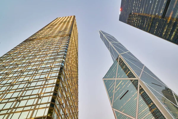 Hong Kong, Çin - Ocak 2019: Hong Kong 'daki gökdelenlerin alçak açılı görüntüsü.