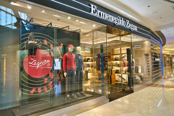 Hong Kong, Çin - Ocak 2019: Elements alışveriş merkezinde Ermenegildo Zegna mağazası önü.