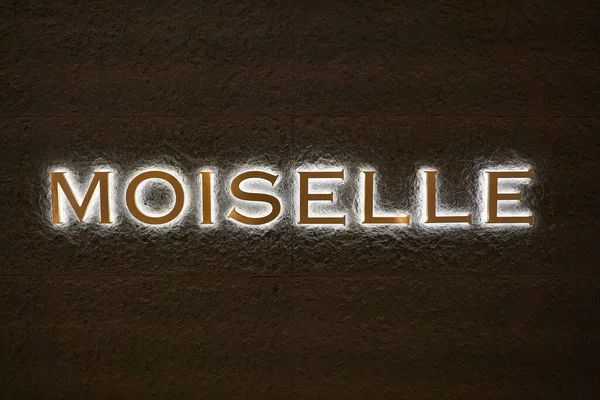 Hong Kong, Çin - Ocak 2019: Elements alışveriş merkezinde Moiselle tabelasının yakın çekimi.