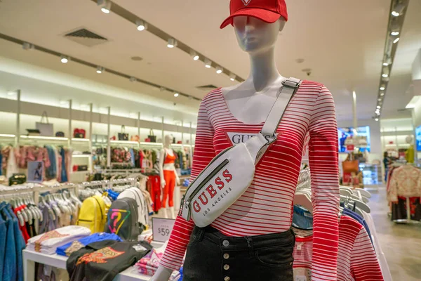 Singapore Circa April 2019 Clothes Display Guess Shoppes Marina Bay — Stok fotoğraf