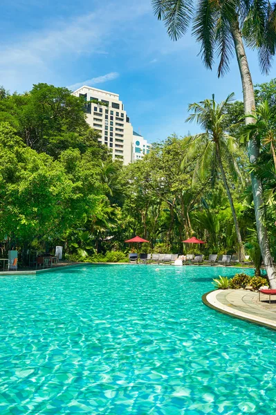泰国曼谷 约2015年6月 位于曼谷Swissotel Nai Lert公园的游泳池 — 图库照片