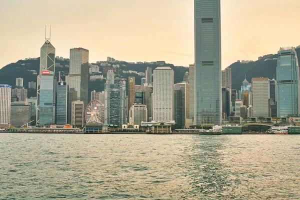中国香港 2019年1月1日 黄昏时分可从维多利亚港看到的中区 — 图库照片