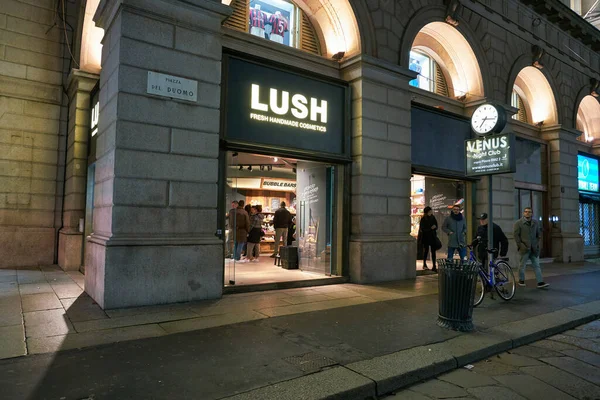 Milan Italy Circa November 2017 Entrance Lush Store Milan Nighttime — Stock Photo, Image