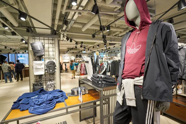 Hong Kong China Circa January 2019 Pakaian Dipajang Toko Adidas — Stok Foto