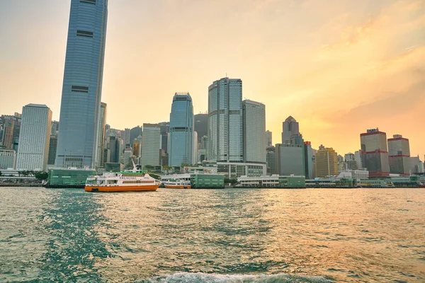 中国香港 2019年1月1日 黄昏时分从维多利亚港看到的中环 — 图库照片