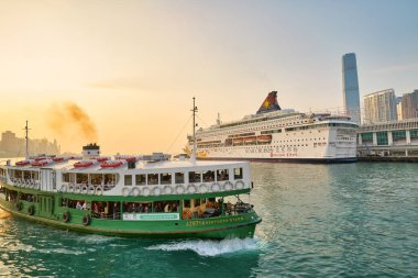Hong Kong, Çin - Ocak 2019: Victoria Limanı 'ndan geçen bir Star Ferry. Star Ferry, Hong Kong 'da bir yolcu feribot operatörü ve turistik merkezdir..