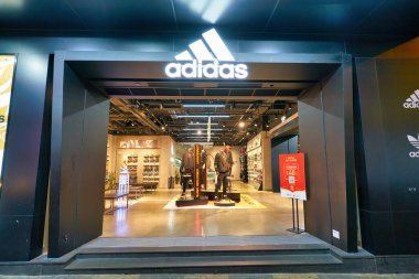 Hong Kong, Çin - Ocak 2019: Hong Kong 'daki mağaza girişinde Adidas tabelası.