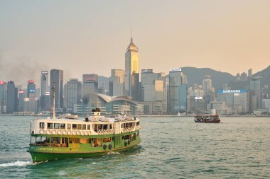 Hong Kong, Çin - Ocak 2019: Victoria Limanı 'ndan geçen bir Star Ferry. Star Ferry, Hong Kong 'da bir yolcu feribot operatörü ve turistik merkezdir..