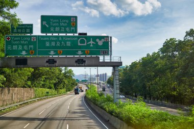 Hong Kong, Çin - 18 Haziran 2015: Gündüz vakti Hong Kong 'da çift katlı bir otobüsün ikinci masasından görüntülendi. 