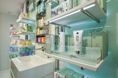 Hong Kong, Çin - Ocak 2019: New Town Plaza alışveriş merkezindeki Clinique mağazasında kişisel bakım ürünleri sergileniyor