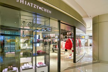 Hong Kong, Çin - Ocak 2019: Elements alışveriş merkezindeki Shiatzy Chen mağazasının girişi. Shiatzy Chen Tayvanlı lüks bir moda evi..