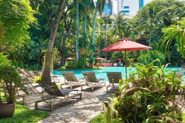 Bangkok, Tayland - Haziran 2015: Bangkok 'taki Swissotel Nai Lert Park' ta bir yüzme havuzu.