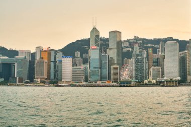 Hong Kong, Çin - Ocak 2019: Victoria Limanı 'ndan alacakaranlıkta görülen Merkez Bölge.