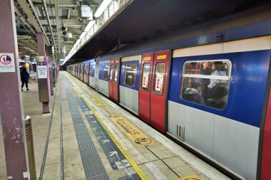 Hong Kong, Çin - Ocak 2019: Doğu Demiryolu Hattı 'nda bir Mtr treni. Doğu Demiryolu Hattı (İngilizce: 