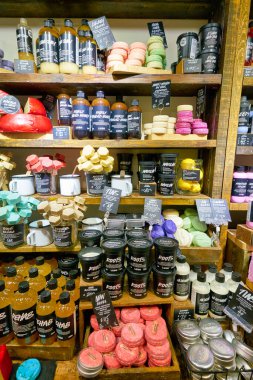 Hong Kong, Çin - Ocak 2019: Hong Kong 'daki New Town Plaza alışveriş merkezindeki Lush mağazasının içi.