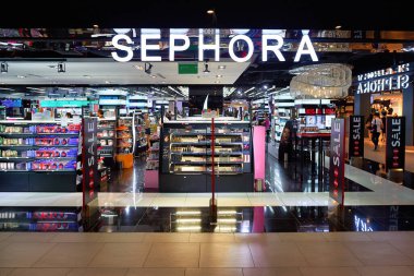 Bangkok, Tayland - 21 Haziran 2015: Siyam Merkezi 'ndeki Sephora mağazasında kozmetik ürünleri sergileniyor. Siyam Merkezi 1973 yılında Bangkok 'un ilk alışveriş merkezlerinden biri olarak inşa edildi..