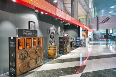 Dubai, Uae - Ocak 2019: Jack Daniel 'in şişeleri Dubai Uluslararası Havalimanında sergileniyor.