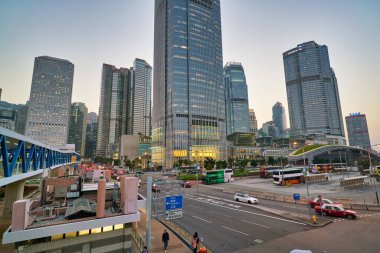Hong Kong, Çin - Ocak 2019: Alacakaranlıkta Hong Kong şehir manzarası.