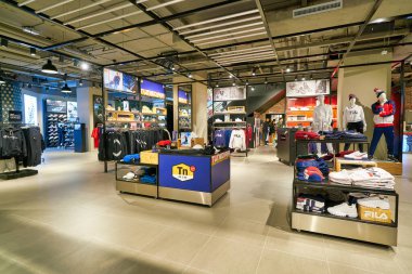 Hong Kong, Çin - Ocak 2019: Hong Kong 'da bir Foot Locker mağazasının iç çekimi. Foot Locker Retail, Inc. Amerikalı spor giyim ve ayakkabı perakendecisi..