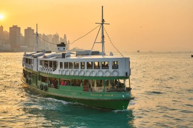 Hong Kong, Çin - Ocak 2019: Victoria Limanı 'ndan geçen bir Star Ferry. Star Ferry, Hong Kong 'da bir yolcu feribot operatörü ve turistik merkezdir..